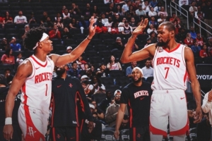 两大男主角!火箭赢球海报封面:里程碑的阿杜+绝杀的阿门 - 资讯配图