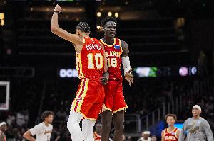 想天天打勇士!盖耶&里萨谢合计12中11高效拿下33分 - 资讯配图