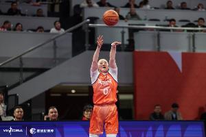 打得不错！武桐桐半场7中4拿下10分4篮板2助攻 - 资讯配图