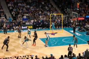 一出手2.5万没了！NBA官方：萨格斯朝观众席扔牙套 被罚2.5万美元 - 资讯配图