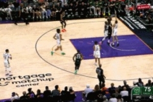 开张了！马卢阿奇内线接球 转身冲击篮筐起飞双手暴扣 - 资讯配图