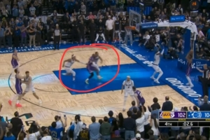 詹姆斯的牵制力!莫斯利谈绝杀:他们冲击内线吸引了两名防守球员 - 资讯配图