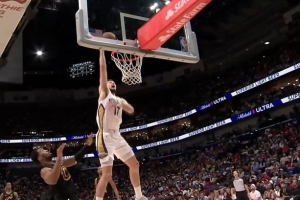 空中华尔兹！费尔斯送吊传 马特科维奇360°转身空接暴扣 - 资讯配图