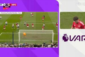 半场结束前罗梅罗禁区倒地，VAR介入检查，未判给热刺点球 - 资讯配图