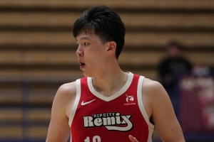 开得挺早！杨瀚森持球冲击篮筐 大三步上篮轻松打中 - 资讯配图