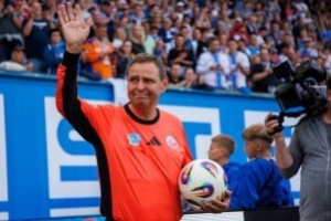 前裁判:如果裁判肉眼能看清楚就别用VAR,否则就是在毁掉足球 - 资讯配图