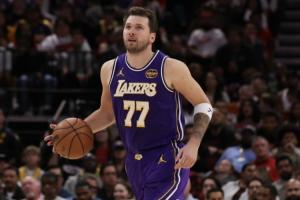 东契奇和比塔泽拌嘴吃到赛季第16次技犯 下场对阵活塞触发禁赛 - 资讯配图