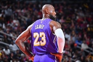 老詹称不出战就无法成为领袖以身作则 美媒:他是职业球员的标杆 - 资讯配图