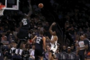 遮天蔽日！马卢阿奇腾空暴起 送托马斯遮天大帽 - 资讯配图