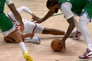 你学伊森？加兰关键时刻被断 独行侠反击得手反超比分 - 资讯配图