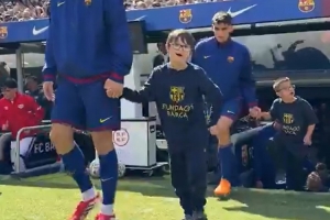 表达关爱!巴萨球员赛前手牵唐氏综合症儿童入场 - 资讯配图