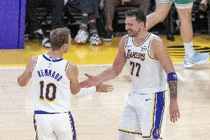 Skip发推:肯纳德拯救了东契奇 后者下半场表现拉胯 - 资讯配图