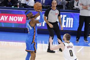 SGA骗犯规?米勒:乔丹每场罚10个 没人说他骗犯规 还有哈登&字母 - 资讯配图