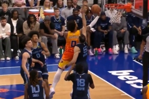 这球真骚！小桥反击背运丝滑过人后 一打五强硬反篮2+1！ - 资讯配图