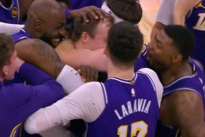 肯纳德三分绝杀 全队围着他继续激情庆祝 怎么好像见过这场面 - 资讯配图