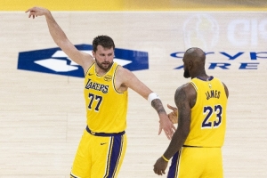 湖人绝杀魔术:逆境群力9连胜 - 资讯配图