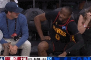 看起来心情还不错！库明加救球摔观众席 坐着休息下等队友来拉 - 资讯配图