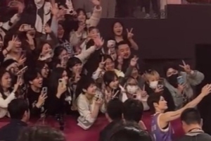 超高人气!杨力维和现场球迷双向奔赴 绕场与粉丝合影 - 资讯配图