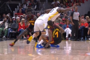 挑战失败！格林掩护时撞倒沃克被吹掩护犯规 科尔挑战失败 - 资讯配图