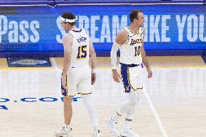 里夫斯谈肯纳德绝杀:这大概是我好久以来最开心的一刻了 - 资讯配图