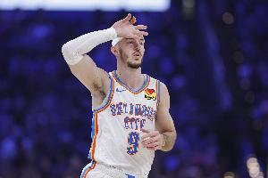 5助！戴格诺特：卡鲁索能读懂场上局势 拥有他是莫大的优势 - 资讯配图