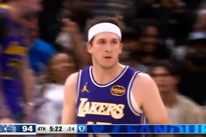 挺身而出！里夫斯中投再度命中 第4节已独得9分 - 资讯配图