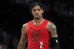 场上1挑9 除了篮筐全是对手!凯莱布·乐福沉迷单打22中7拿20分 - 资讯配图