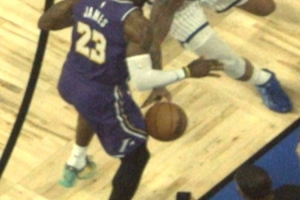 裁判谈最后4.7秒球权判给湖人：没有清晰确凿的证据推翻原始判罚 - 资讯配图