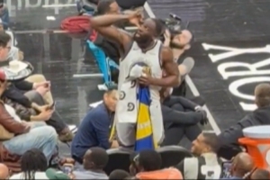 这回击有创意！老鹰球迷呛追梦 后者眯眼“找”不到老鹰冠军旗帜 - 资讯配图