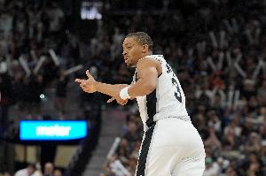 队魂威武！凯尔登全场12中10极致高效 砍24分4板4助攻&正负值+11 - 资讯配图