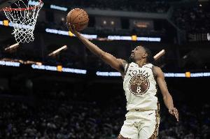 还是你比较稳!梅尔顿半场7中4拿到球队最高12分 其中三分3中2 - 资讯配图