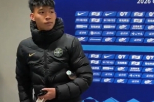 媒体人谈王钰栋争议:若以明星或足球偶像的标准看待,显然不合格 - 资讯配图