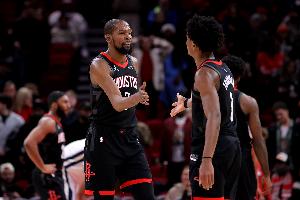 阿门:能与传奇KD并肩作战让人振奋 看到他打破那些纪录非常酷 - 资讯配图