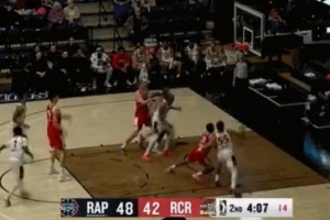 终于把球给进来了！杨瀚森内线要位 拿球转身造杀伤稳稳罚球命中 - 资讯配图