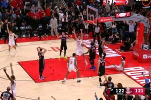 杜兰特面对2个人拉杆投篮不中 阿门天外飞仙补篮绝杀！ - 资讯配图