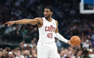 手感不佳!米切尔半场12投4中拿到12分4板1助2断 正负值-8 - 资讯配图