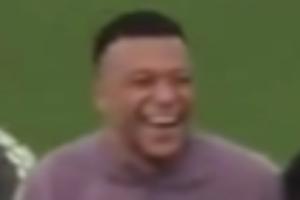 笑出表情包!姆巴佩赛前训练穿裆马斯坦托诺,大笑与维尼修斯握手 - 资讯配图