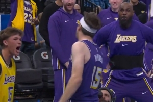 老头儿看嗨了！里夫斯暴扣引爆全场 詹姆斯怒吼+挥拳疯狂庆祝 - 资讯配图