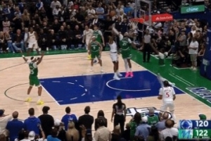 稳得很！伦纳德突破慢三步迎着补防抛投追平比分 - 资讯配图