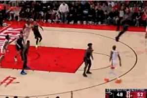 外线有谱！谢泼德三分再中 帮助火箭扩大领先打停热火 - 资讯配图