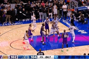 差了一点点！艾顿故意罚球不中 但篮板被魔术抢到随即喊停 - 资讯配图