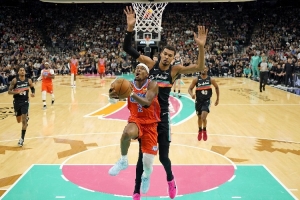 杨毅：马刺若人员齐整且健康可与雷霆五五开 有无文班有天壤之别 - 资讯配图