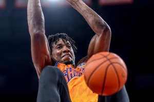 吕布既视感！怀特塞德半场冲爆广东内线 9中4砍10分18篮板2盖帽 - 资讯配图