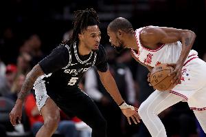 弗莱：申京不在时KD只能让队友看他单打 他进攻引力不如克尼佩尔 - 资讯配图