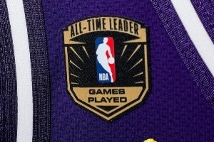 球衣补丁+定制球鞋！湖人官推回顾詹姆斯里程碑之夜：彰显伟大 - 资讯配图