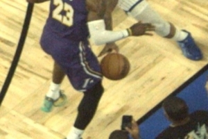 最后4.7秒球权给湖人!裁判报告:没确凿证据表明詹姆斯最后触球 - 资讯配图