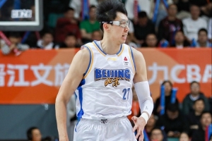 最后时刻换上周琦有待商榷 让他拉到三分线又是何种安排 - 资讯配图