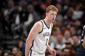 希望无大碍!27号秀沃尔夫次节崴脚伤退 出战12分钟拿9分4板 - 资讯配图