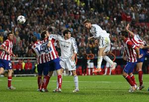 马卡：马竞球员抵达伯纳乌时，球员通道反复播放拉莫斯的欧冠进球 - 资讯配图