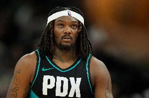 高效终结!罗威半场9分钟7中6拿到12分 还拼下3个前场板 - 资讯配图